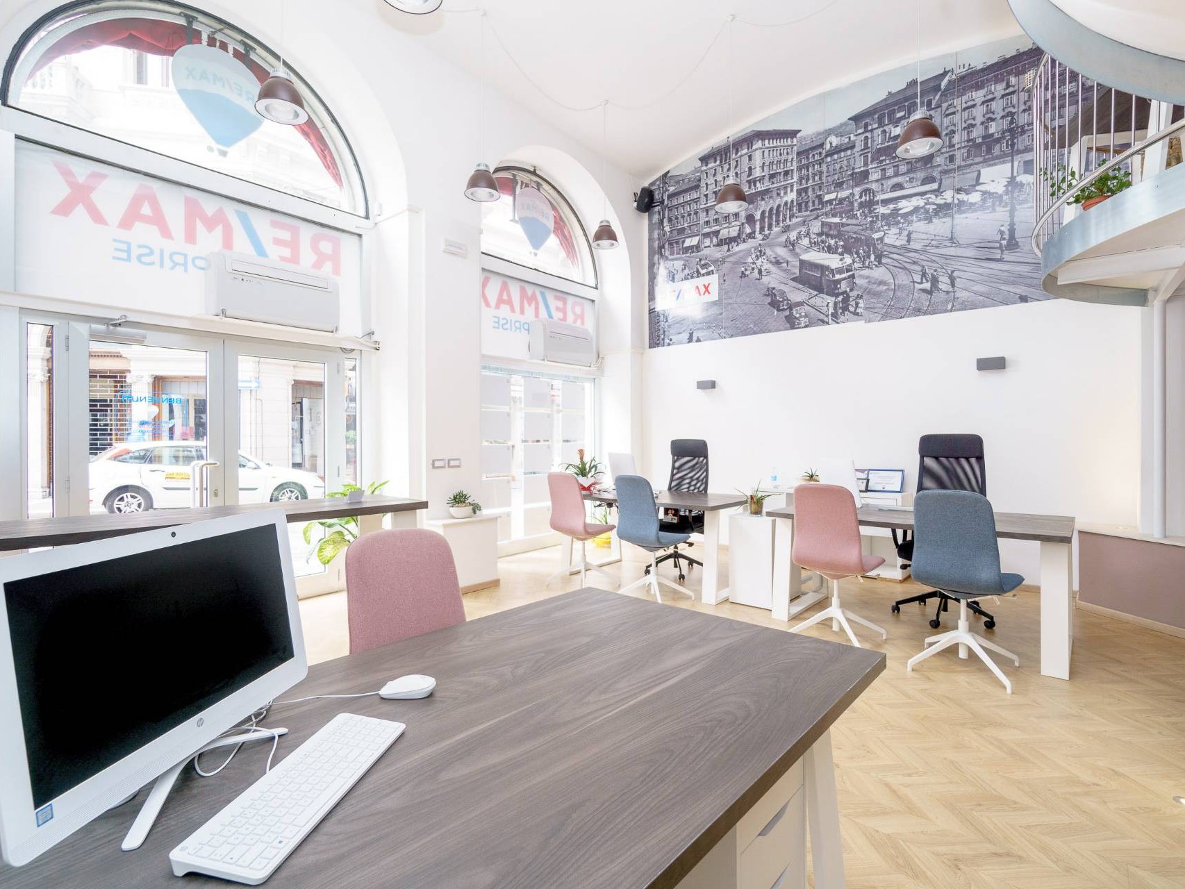 Consulente immobiliare al lavoro sulla valutazione di un immobile a Trieste